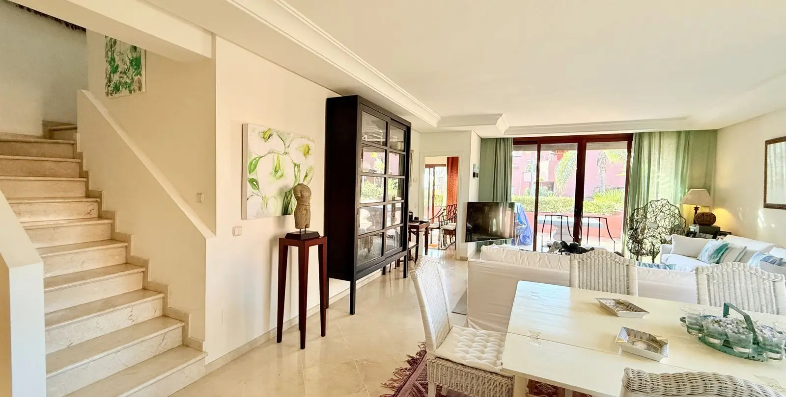 Sale of middle floor apartment in Estepona 3