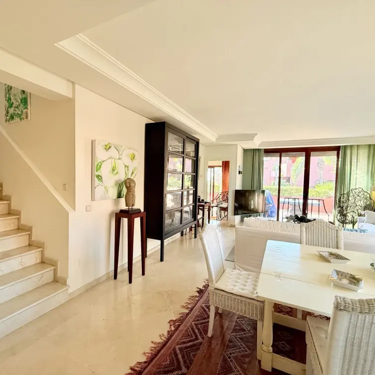 Sale of middle floor apartment in Estepona