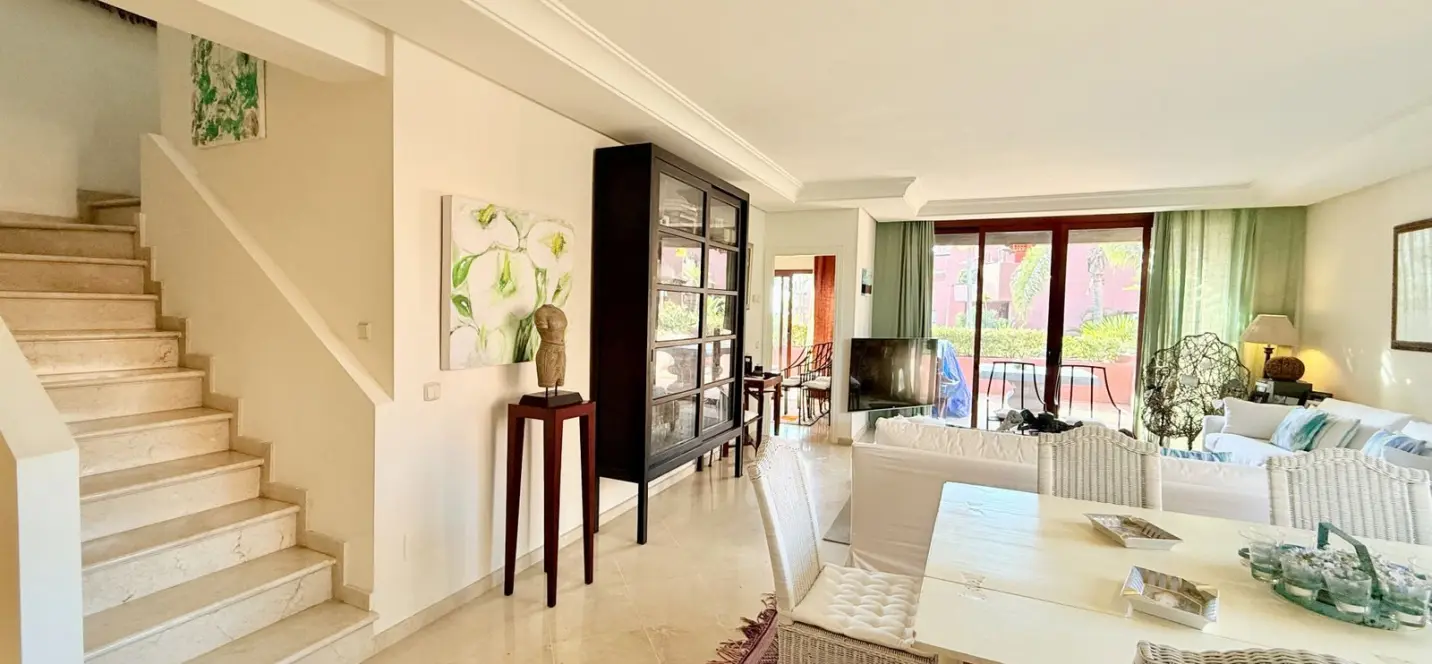 Sale of middle floor apartment in Estepona 2
