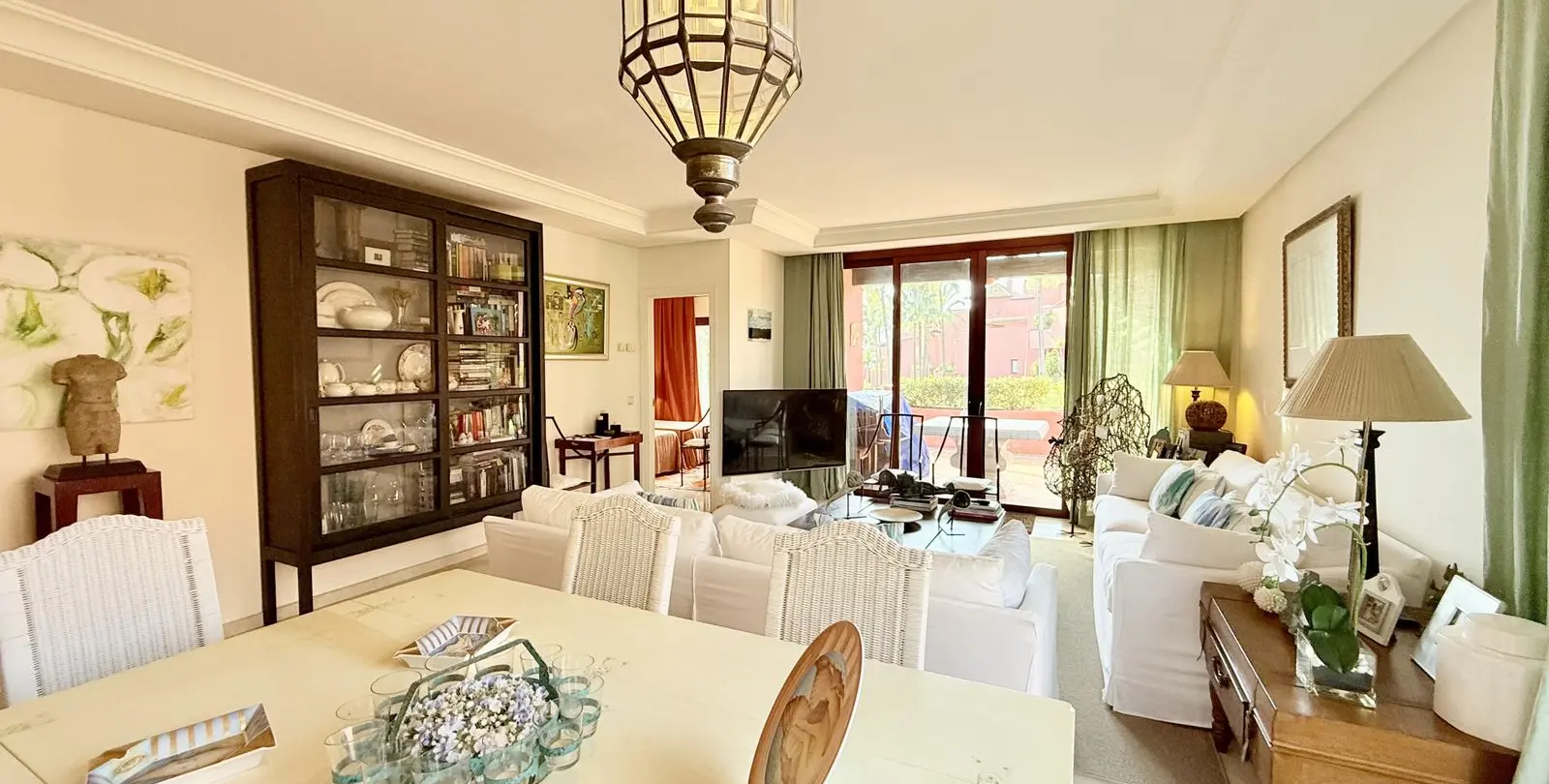 Sale of middle floor apartment in Estepona 4