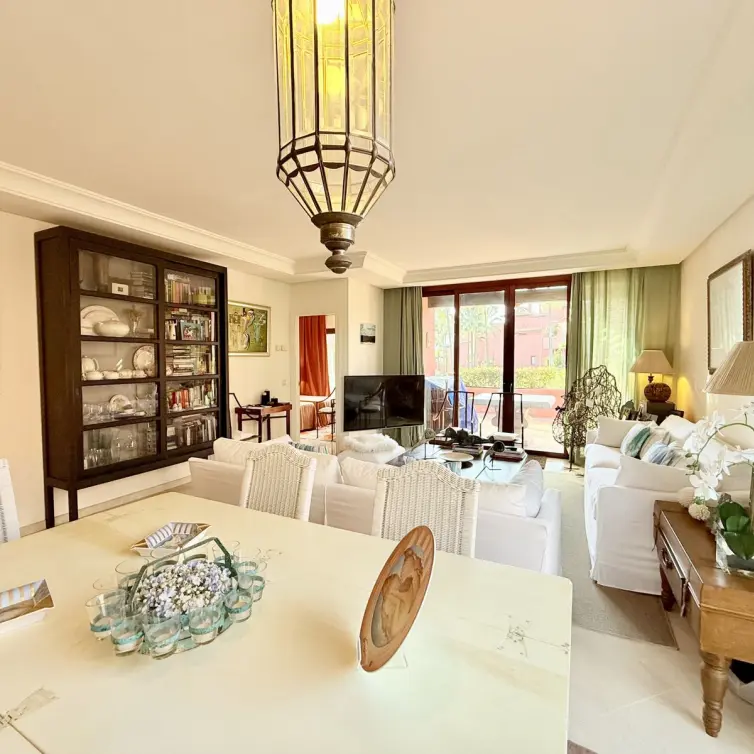 Sale of middle floor apartment in Estepona