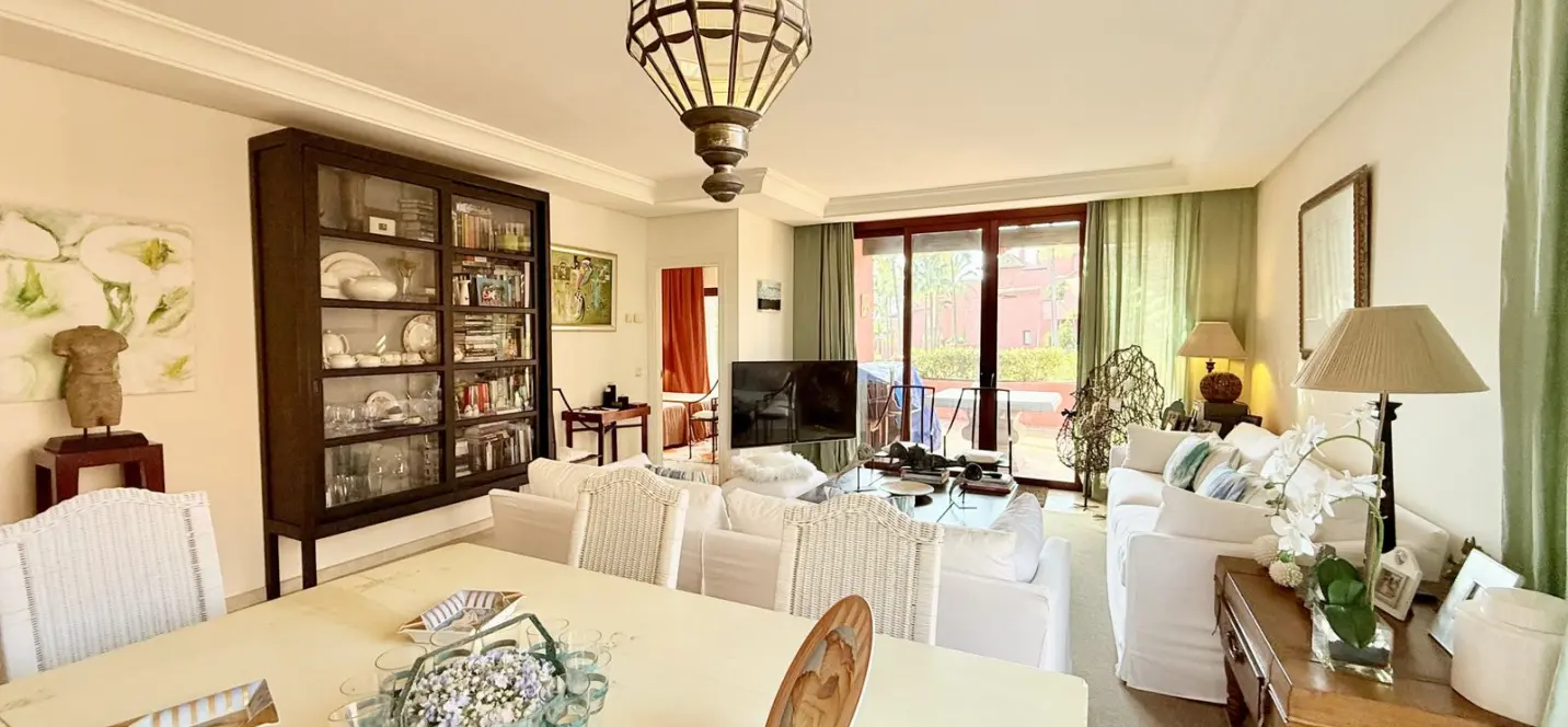 Sale of middle floor apartment in Estepona 3