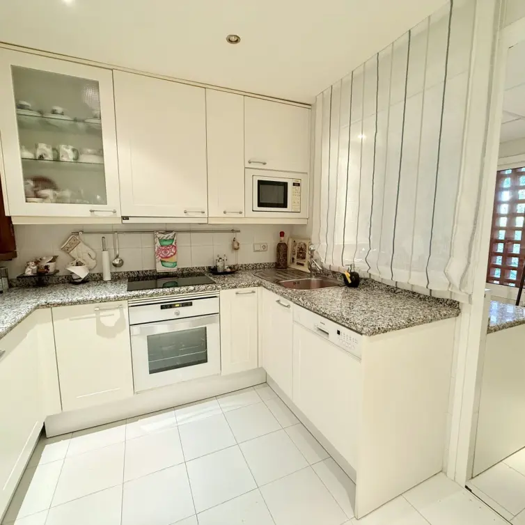 Sale of middle floor apartment in Estepona