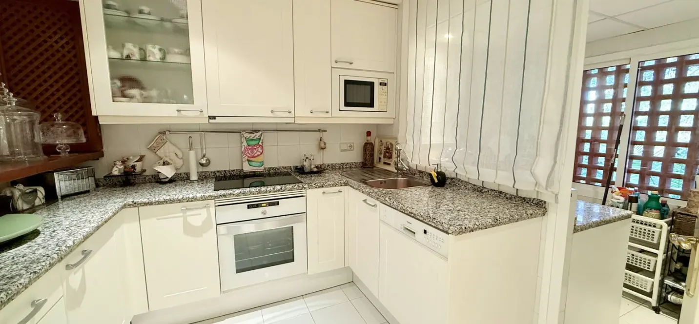 Sale of middle floor apartment in Estepona 4