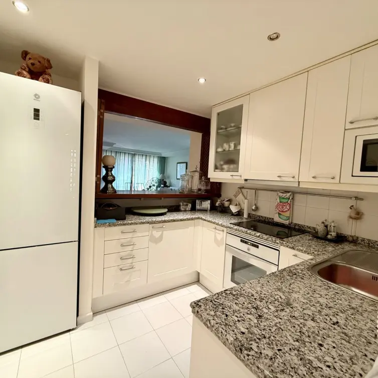 Sale of middle floor apartment in Estepona