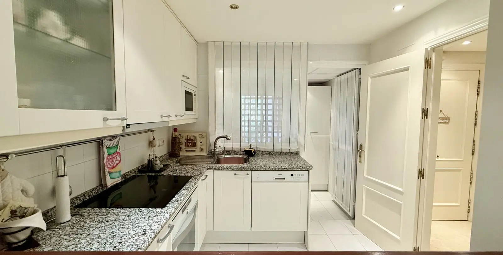 Sale of middle floor apartment in Estepona 8