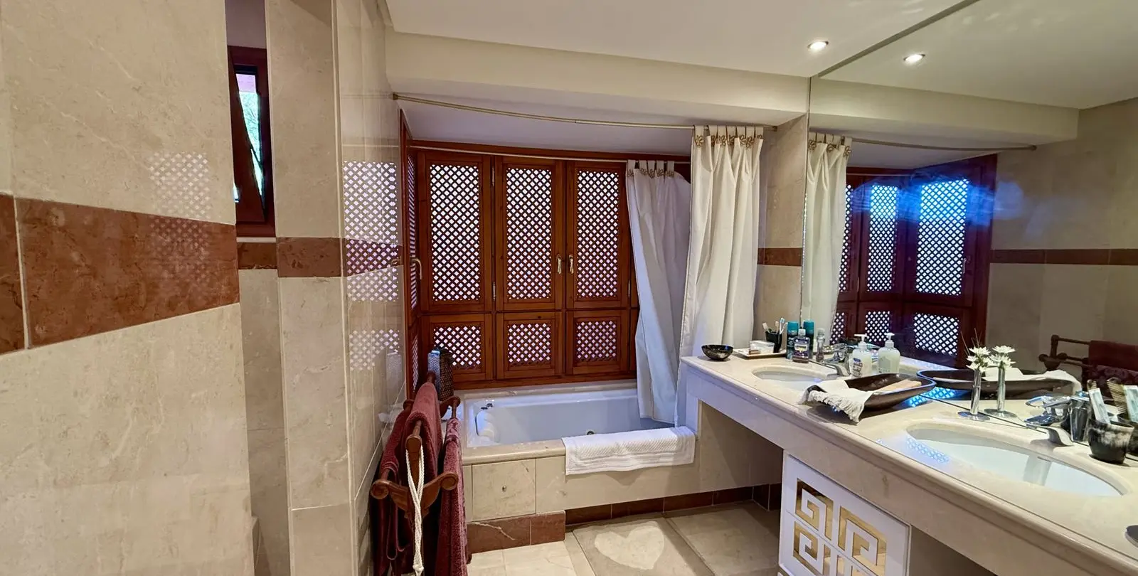 Sale of middle floor apartment in Estepona 12