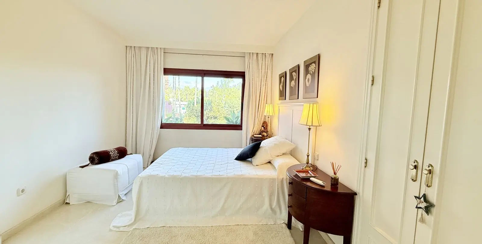 Sale of middle floor apartment in Estepona 13