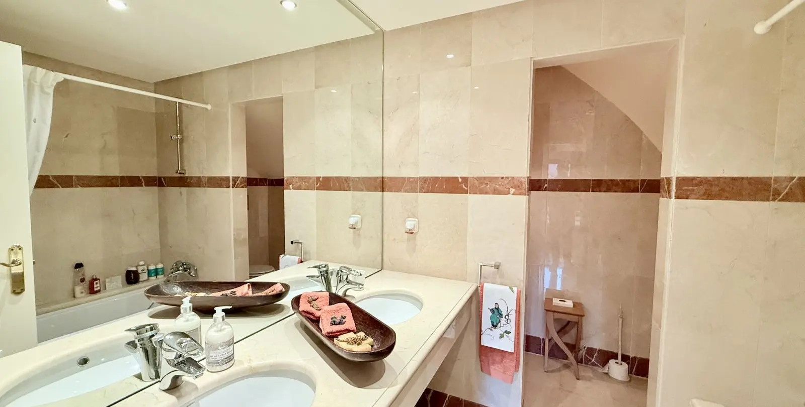 Sale of middle floor apartment in Estepona 17