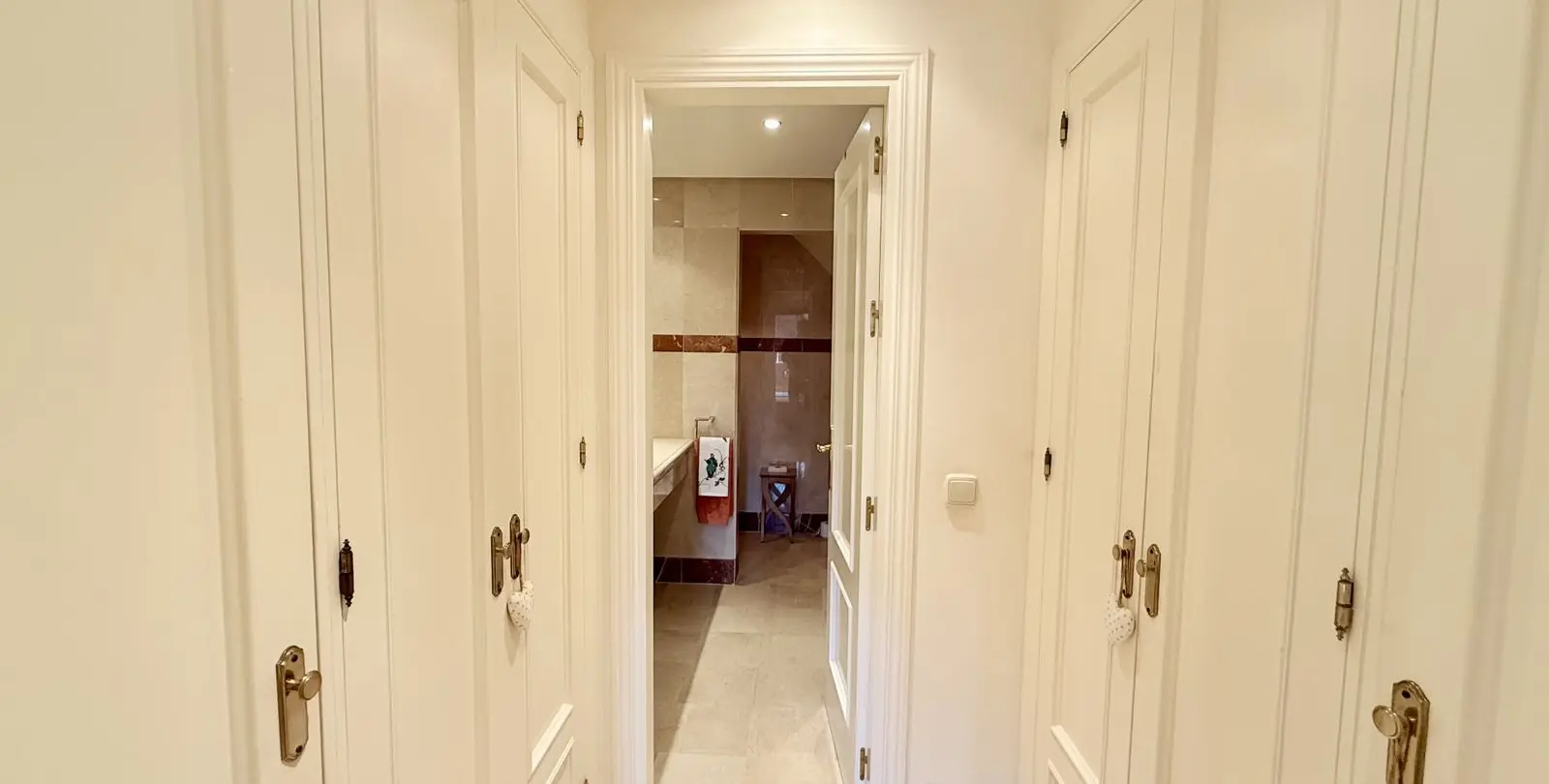 Sale of middle floor apartment in Estepona 19