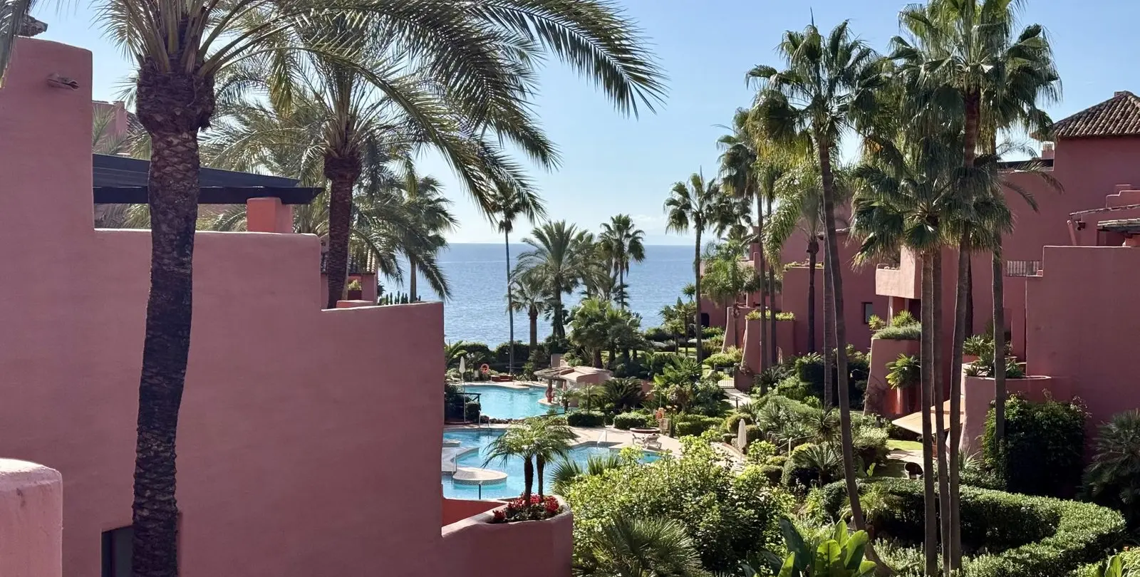 Sale of middle floor apartment in Estepona 21