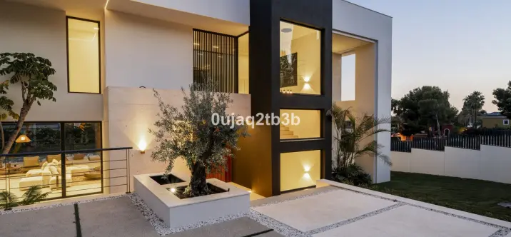 Sale of detached villa in Nagüeles 2