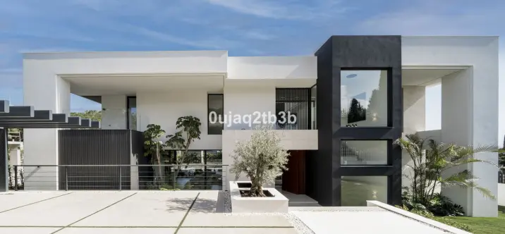 Sale of detached villa in Nagüeles 3