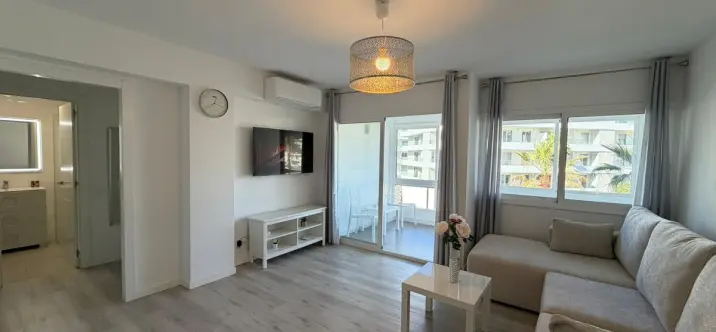 Alquiler a corto plazo de apartamento en planta media en Nueva Andalucía 0