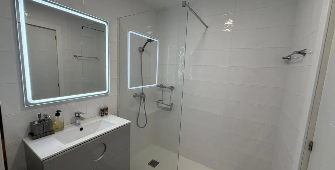 Alquiler a corto plazo de apartamento en planta media en Nueva Andalucía 16