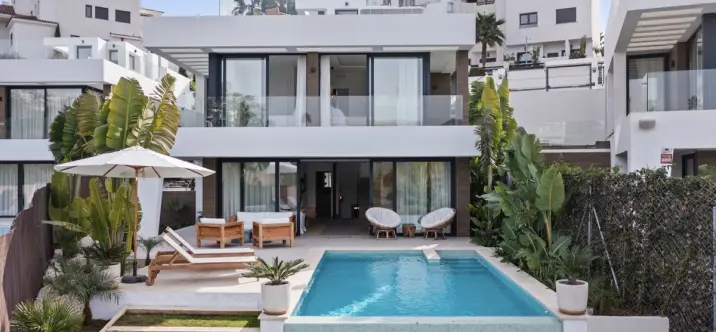 Alquiler a corto plazo de villa independiente en Estepona 0