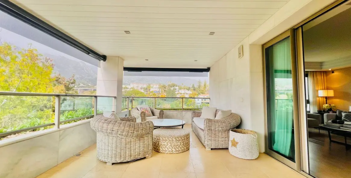 Long-term rent of middle floor apartment in The Golden Mile 2