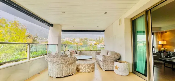 Long-term rent of middle floor apartment in The Golden Mile 1