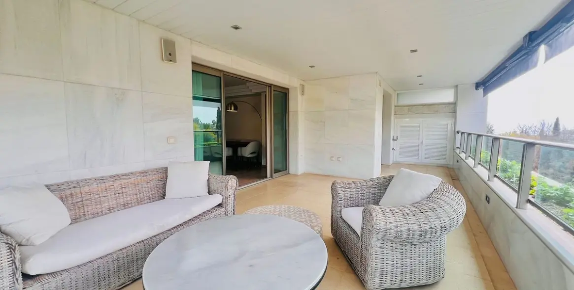 Long-term rent of middle floor apartment in The Golden Mile 3