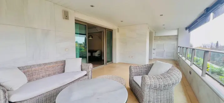 Long-term rent of middle floor apartment in The Golden Mile 2