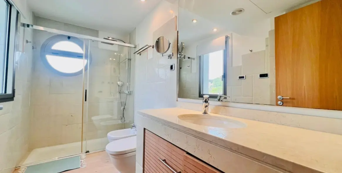 Long-term rent of middle floor apartment in The Golden Mile 18