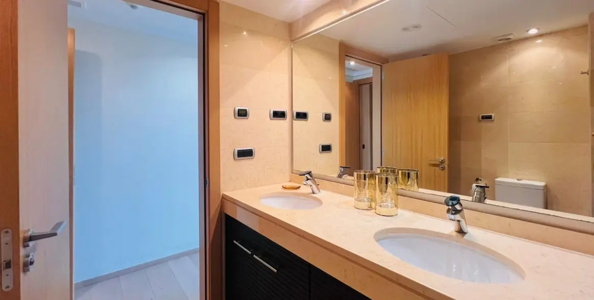 Long-term rent of middle floor apartment in The Golden Mile 19