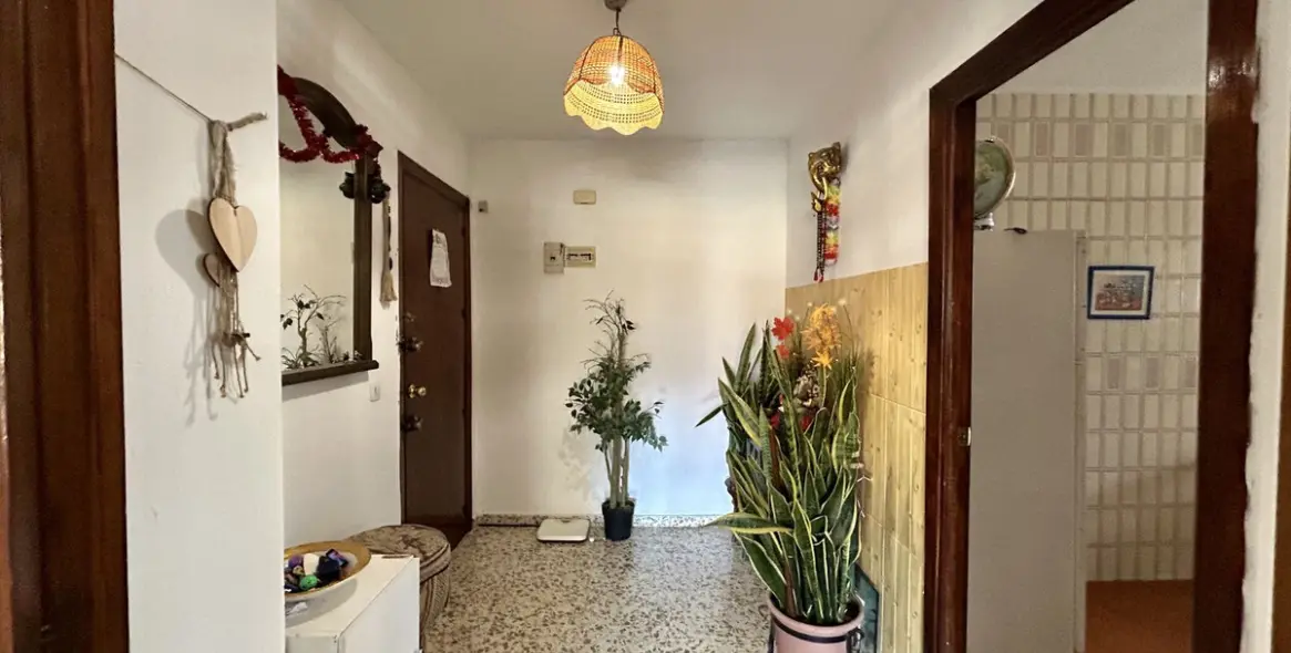 Sale of middle floor apartment in Torremolinos Centro 4