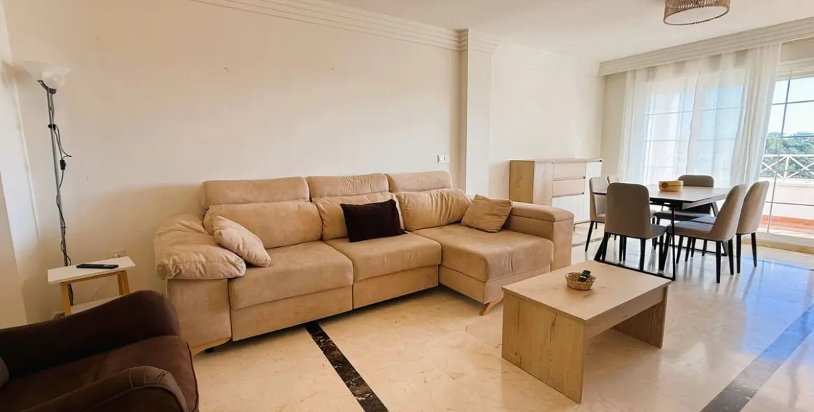 Sale of middle floor apartment in Río Real 14