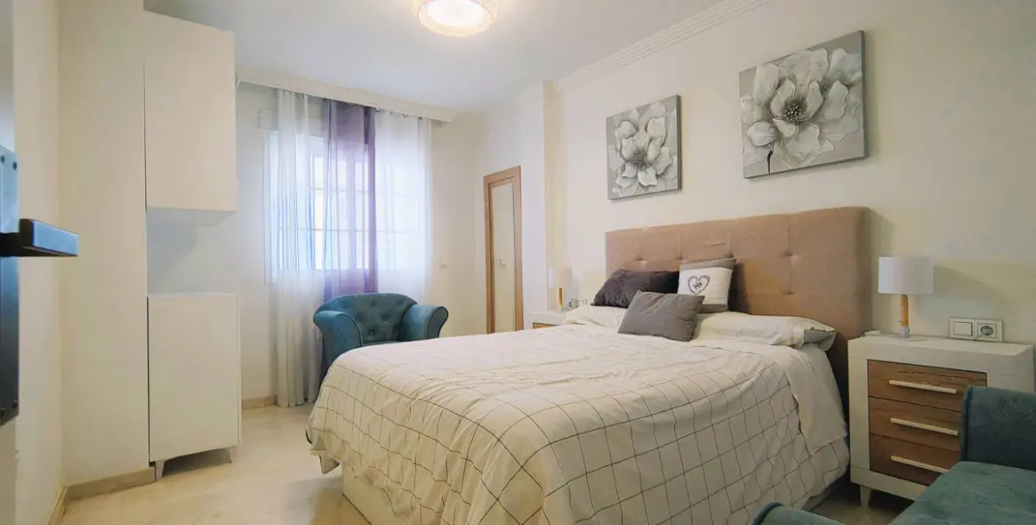 Sale of middle floor apartment in Río Real 19