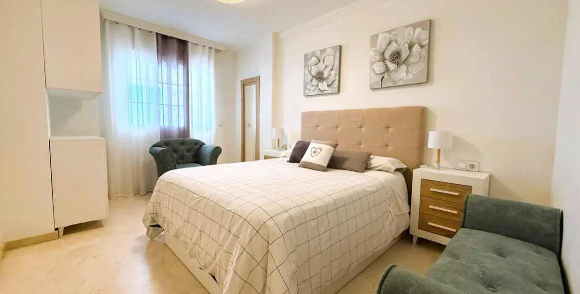 Sale of middle floor apartment in Río Real 20