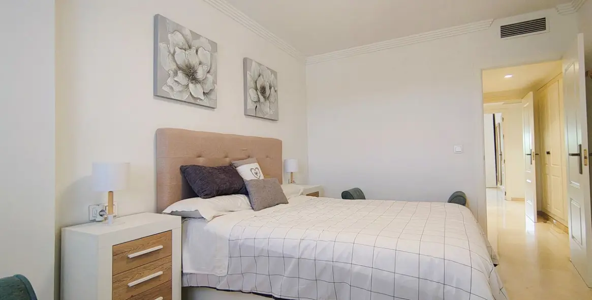 Sale of middle floor apartment in Río Real 21