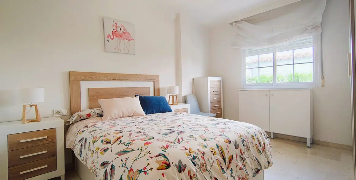 Sale of middle floor apartment in Río Real 24