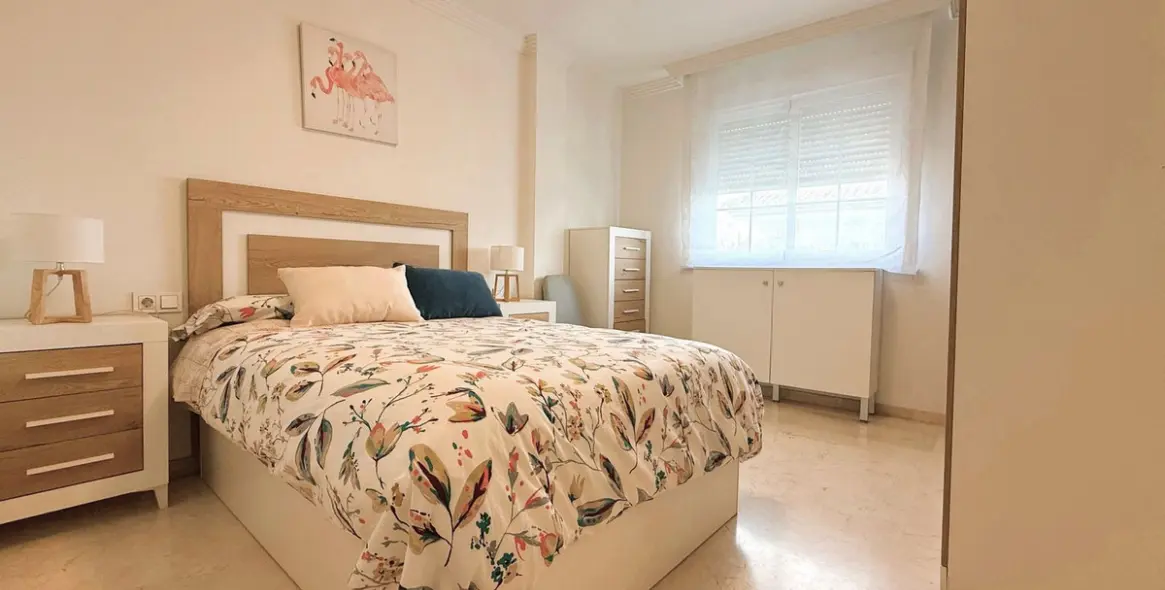 Sale of middle floor apartment in Río Real 25