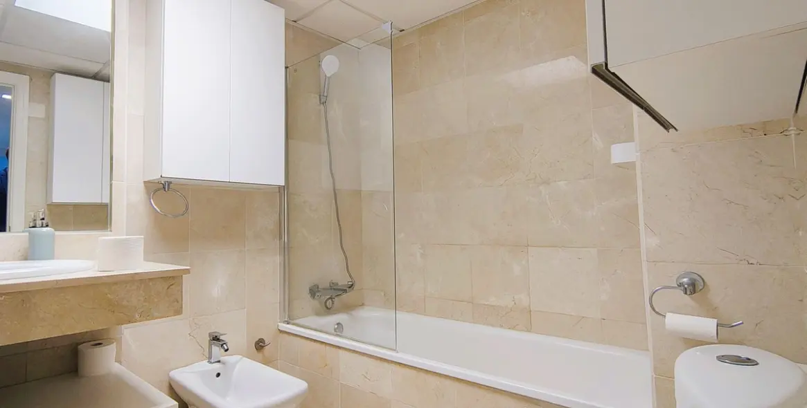 Sale of middle floor apartment in Río Real 26