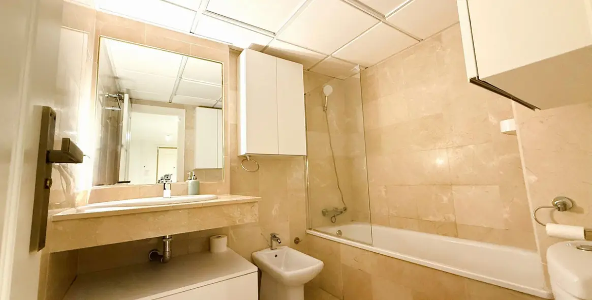 Sale of middle floor apartment in Río Real 27