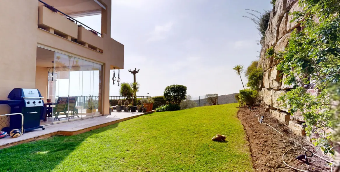 Venta de apartamento en planta baja en El Paraiso 17