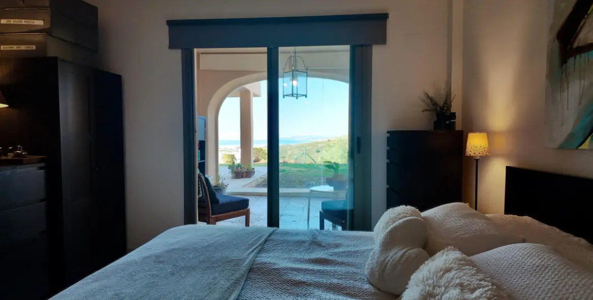 Sale of ground floor apartment in Benahavís 25