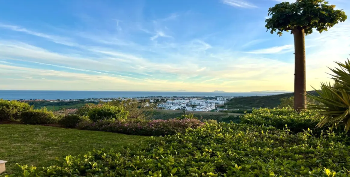 Sale of ground floor apartment in Benahavís 36