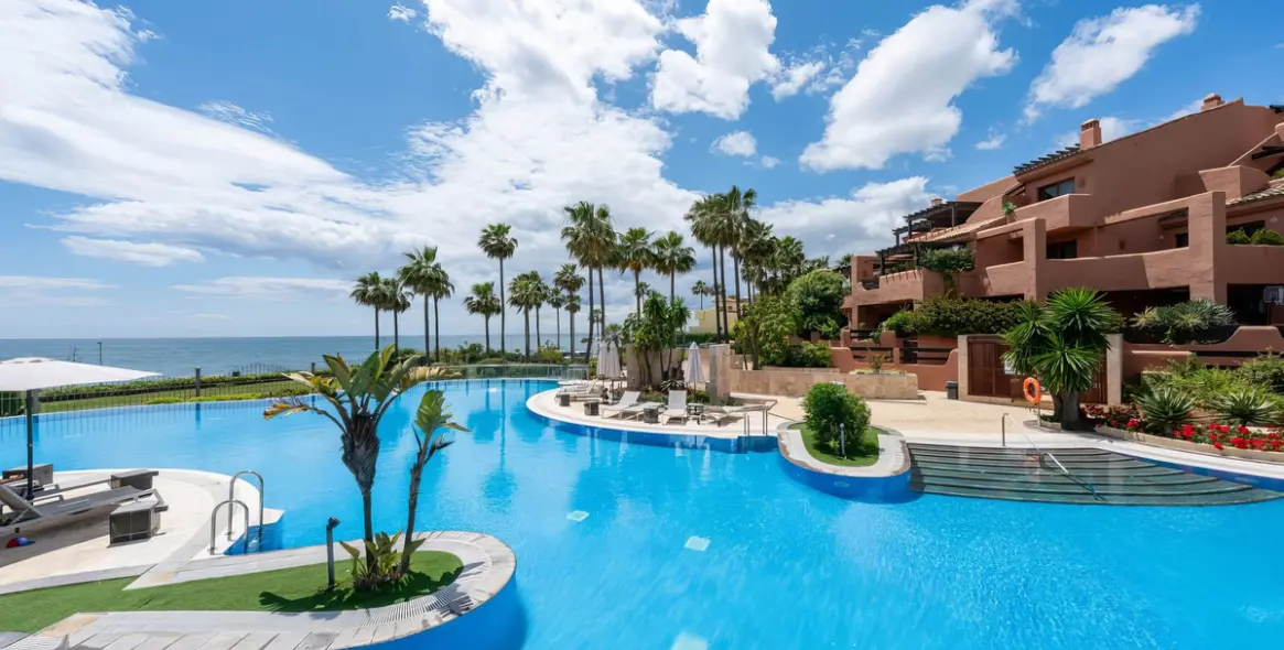 Sale of ground floor apartment in New Golden Mile 1