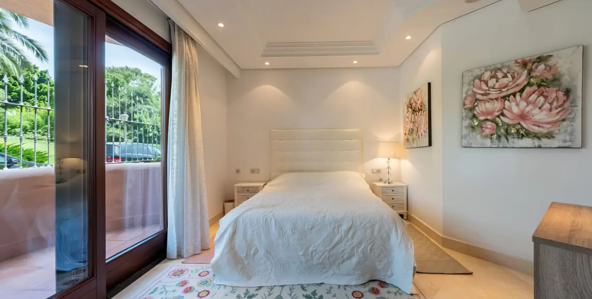 Sale of ground floor apartment in New Golden Mile 14