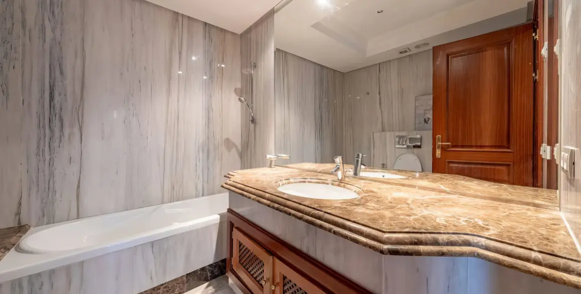 Sale of ground floor apartment in New Golden Mile 15