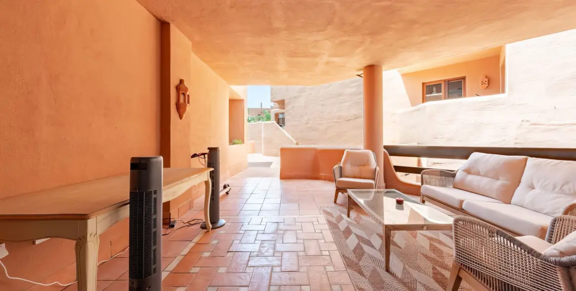 Sale of ground floor apartment in New Golden Mile 20