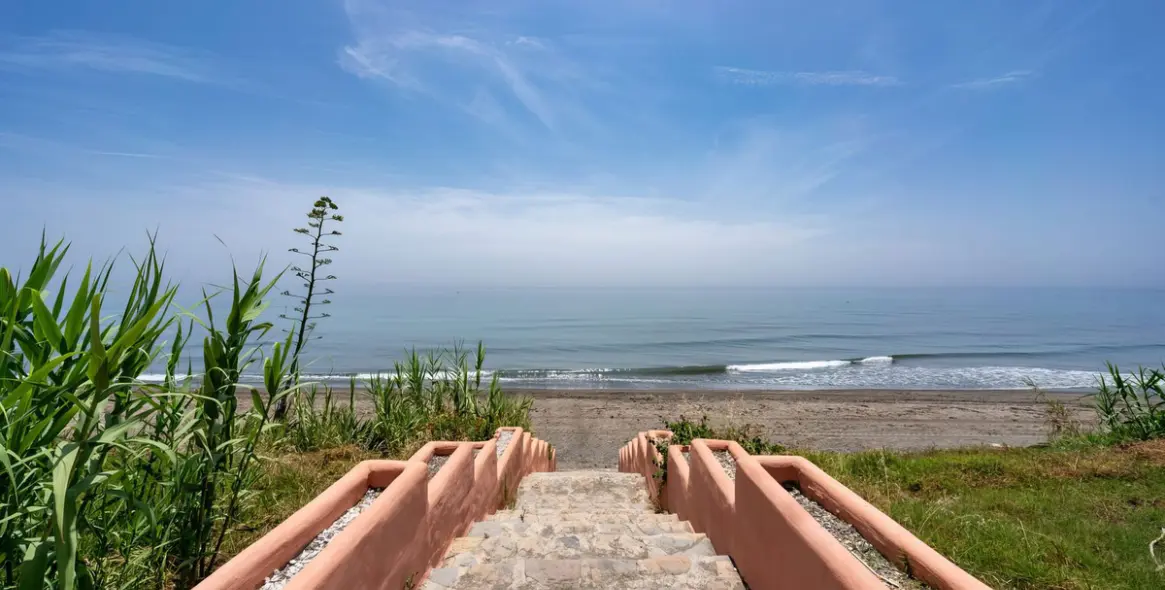 Sale of ground floor apartment in New Golden Mile 26