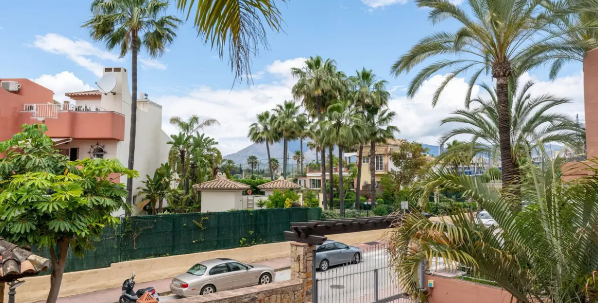 Sale of ground floor apartment in New Golden Mile 32