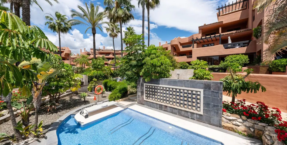 Sale of ground floor apartment in New Golden Mile 35