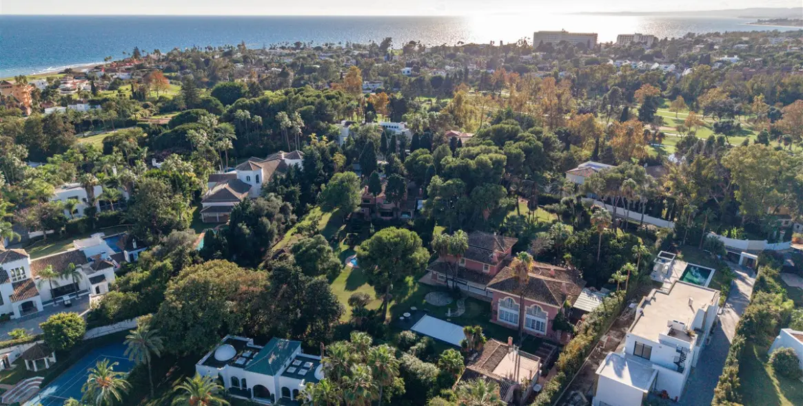 Sale of residential plot in Guadalmina Baja 9