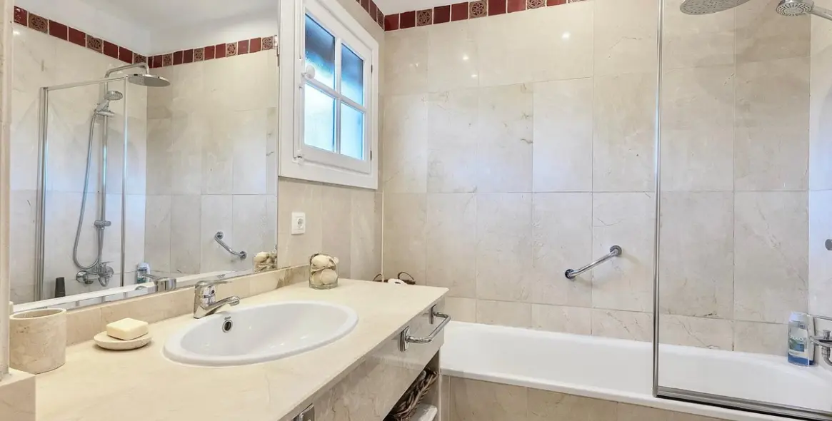 Long-term rent of townhouse in Nueva Andalucía 27