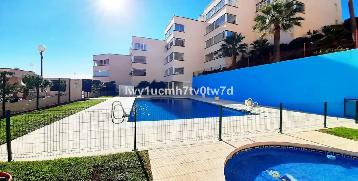 Sale of middle floor apartment in Torrequebrada 2