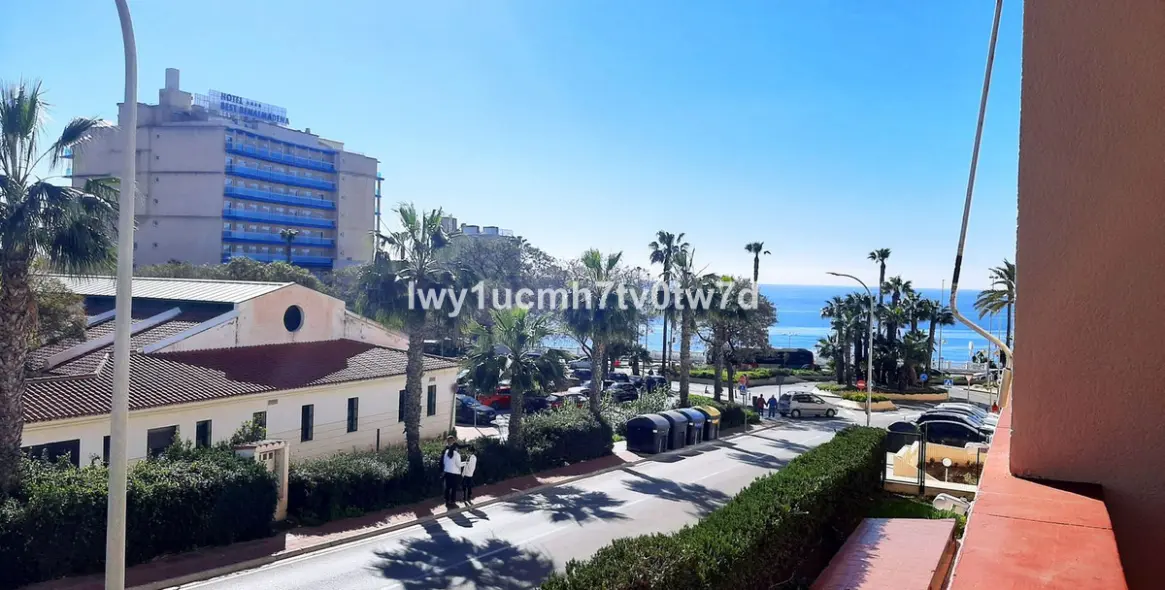 Sale of middle floor apartment in Torrequebrada 3