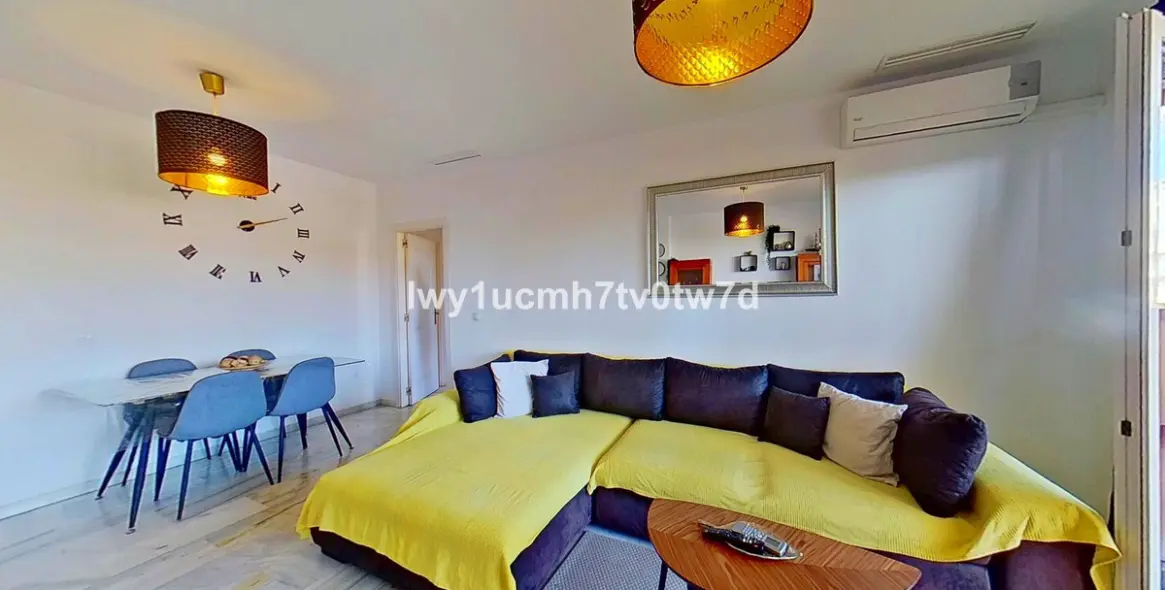 Sale of middle floor apartment in Torrequebrada 10